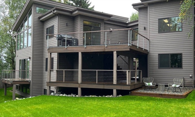 North Star House | Expansive Executive Home Westchester Lagoon