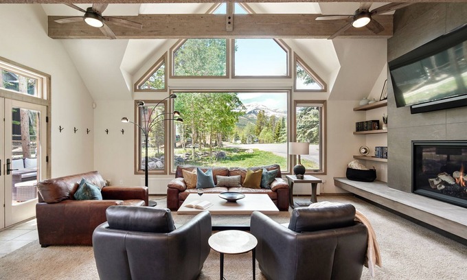 Warrior's Mark West House | ⭐️ ExpansiveHome Ski-in/Out via BurroTrl HotTub Views Pet Friendly FreeWNTRShutl
