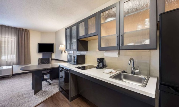 North Mountain Hotel | Experience Downtown Glendale in Comfort & Style! Fully-equipped kitchen!
