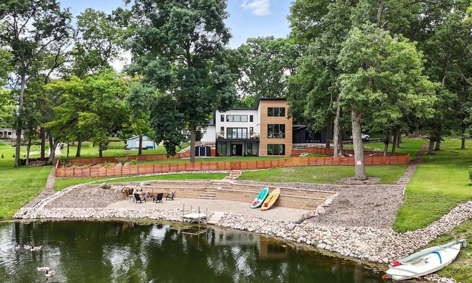 Fremont House | Experience Happie Space on Snow Lake, a Cozy Lakefront Retreat with Privacy