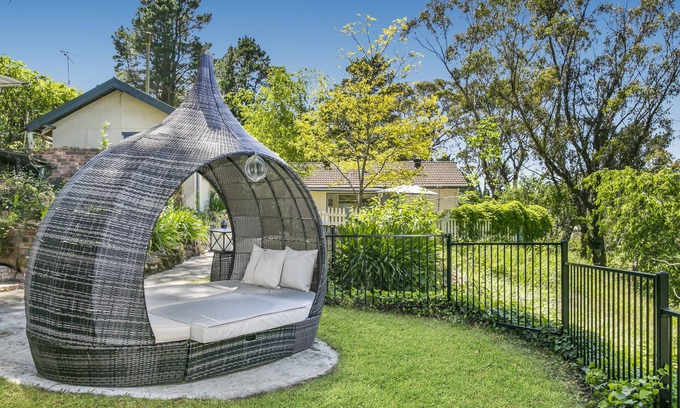 Leura Cottage | Experience Lavender Cottage, charming, cozy hideaway set in pretty bushland.