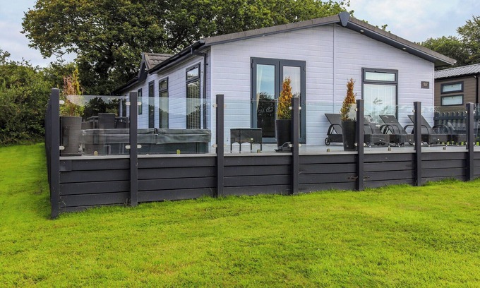 Rhyd-y-clafdy Cottage | Experience luxury at this 5-star lodge, nestled in an exclusive park.