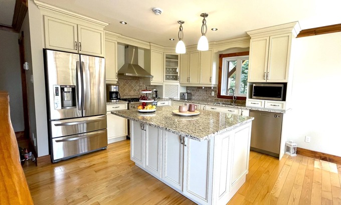 Sainte-Adele Ski Chalet | Experience Nature’s Beauty: Rent Our Charming Cottage