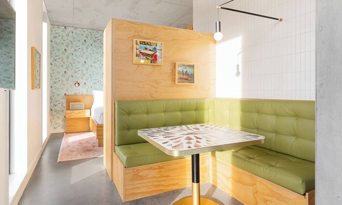 East Cesar Chavez Hotel | Experience Soothing Moments & Luxury! Dog-friendly, City View, Near Kealing Park