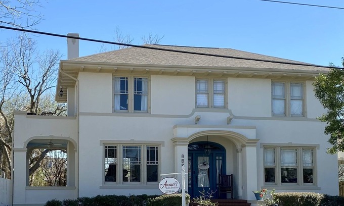 Galveston Bed & Breakfast | Experience The AveO! Full Hot Breakfast! 4 Block to Beach! GVR04326