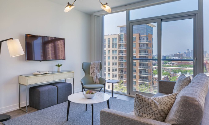 River North Apartment | Experience the Suite Life in Chicago’s Iconic Old Town – Spacious Stays Await