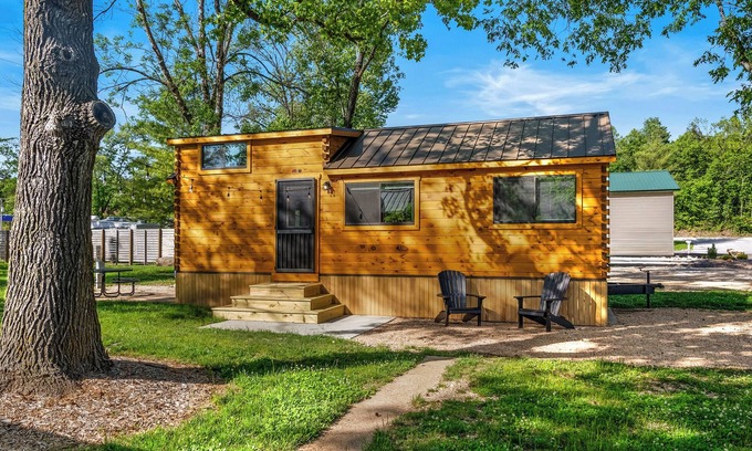 Branson Cabin | Experience the timeless charm of the Paradise Pinecrest Cabin, a delightful twist on the classic cabin style. Step inside and be greeted by the warm and rustic log cabin ambiance that will transport you to the heart of Branson, MO.