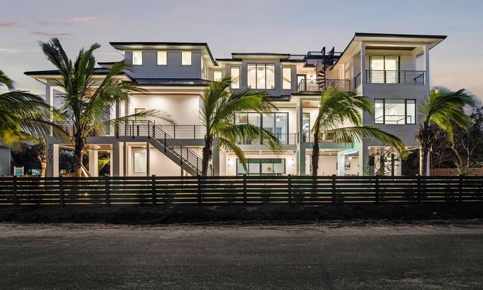 Siesta Key House | Experience the Ultimate in Coastal Luxury at A Point of Paradise