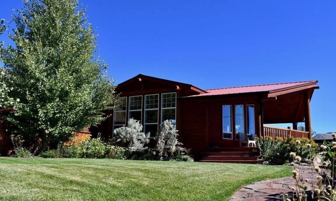 Gardiner House | Experience Yellowstone Year-Round: Ample Space for Large Groups to Enjoy Views!