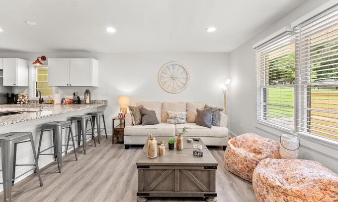 Athens House | Explore Downtown Athens In This Modern 4BR Stay