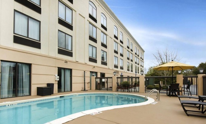 Savannah House | Explore Orlando Vineland Premium Outlets! 3 Comfortable Units, Free Parking