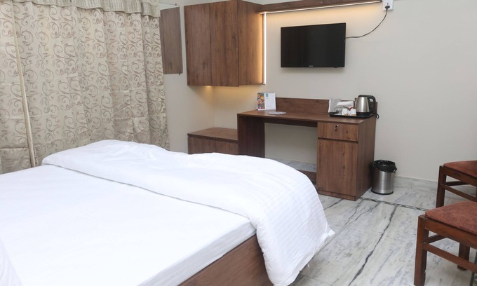 Varanasi Apartment | Exquisite 3-bedroom House with WiFi, AC in serene Varanasi