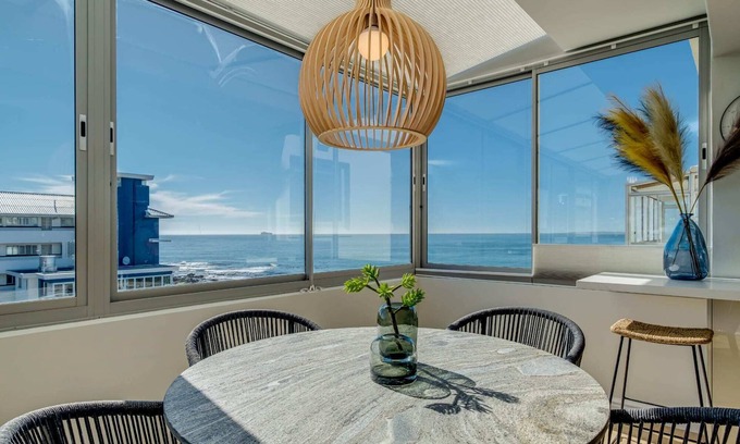 Mouille Point Apartment | Exquisite Mouille Point Apt by Golf Course Serene Suite