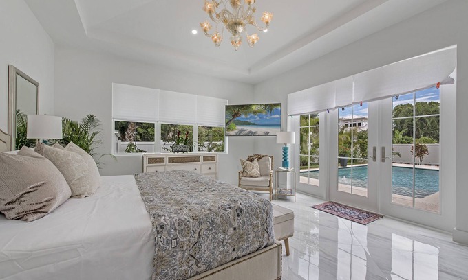 Lake Park House | Exquisite pet-friendly Home in The Heart of Naples!