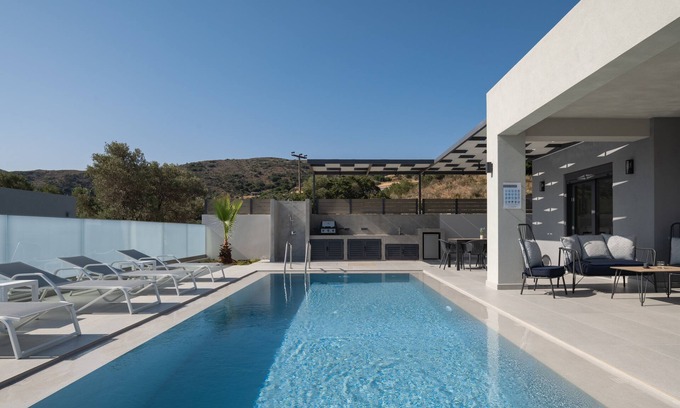 Lampini Villa | Exquisite Villa IΙΙ with Enchanting Surroundings