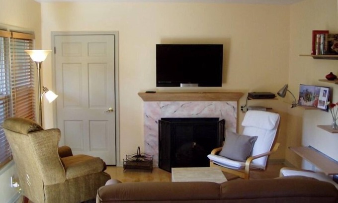 South Wrigley Apartment | Extended Stay for Holidays & Business
