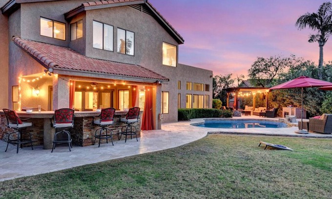 Paradise Park Vista House | Extravagant Backyard & Dazzling Interior Concepts