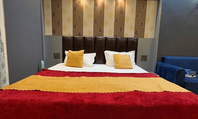 Greater Noida Apartment | Eye catching 1-bedroom apartment with WiFi, AC in serene Noida