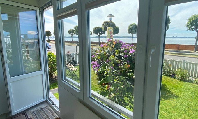 Laboe Apartment | Fördetraum,1. Reihe, 20 m zum Strand, Meerblick, Frisch Renoviert, Loggia, EG