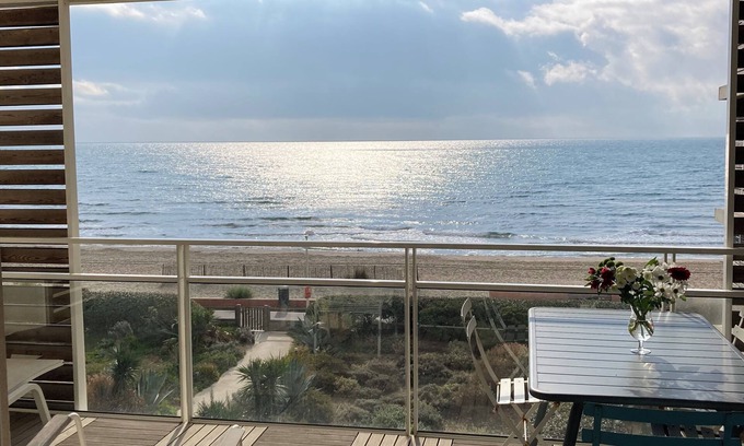 Palavas-les-Flots Apartment | F1 1ST LINE EXCEPTIONAL SEA VIEW