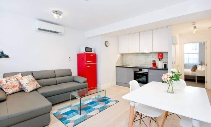 Temple Apartment | F1E 1 bed penthouse sleeps 4 with wifi and air con