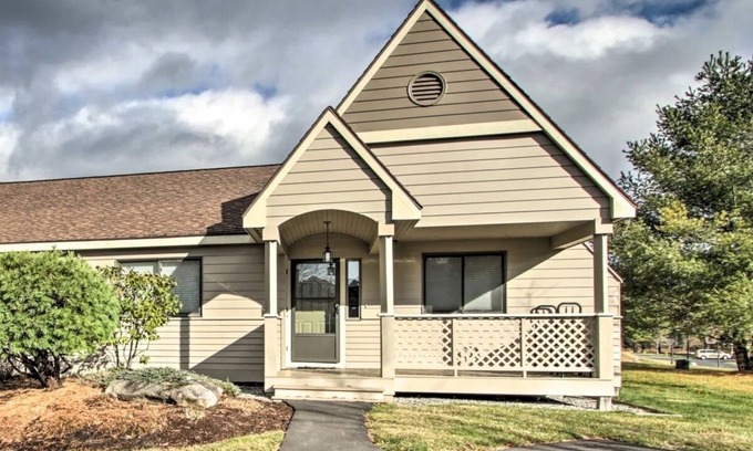 Bretton Woods Condo | F22 Great location close to Bretton Woods Ski Area, Ice Castles, Mt Washington Hotel