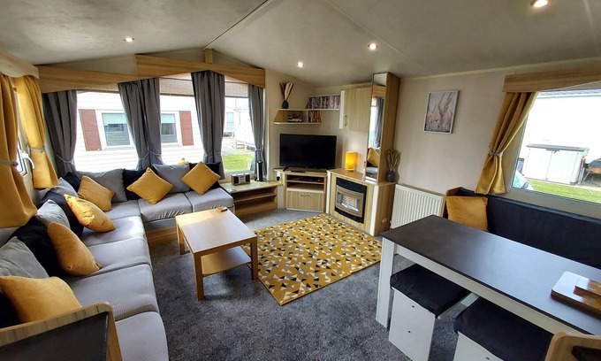 Towyn House | Fab 3 bedroom caravan sleeps 8 close to the beach