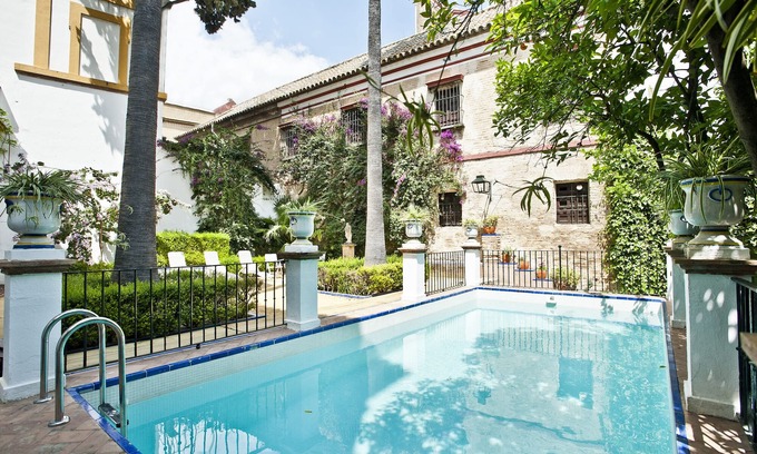 Santa Cruz Villa | FAB CHATEAU BEHIND CATHEDRAL ENTIRELY PROPERTY WITH GARDEN AND POOL