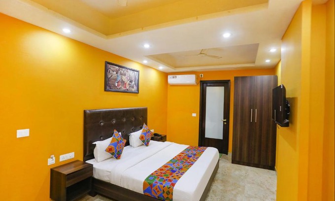Dwarka Hotel | FabExpress Taj Home Stay