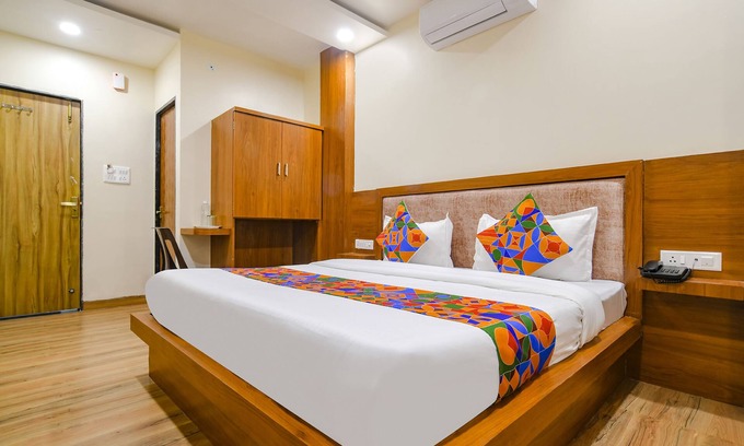 Rau Hotel | Fabhotel Atharv