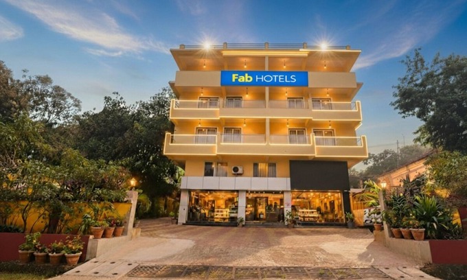 Nerul Hotel | Fabhotel Sai Swastik Nr. Candolim Beach