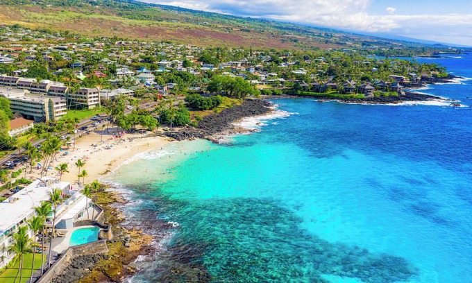 Kahaluu Bay House | Fabulous 7 bedroom for 23 near Magic Sands Beach!