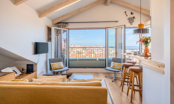 Lisbon Old Town Apartment | Fabulous Apartment with River & Town View