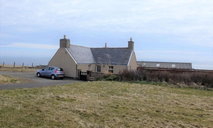 Keiss Bed & Breakfast | Fabulous location with sea and castle view - NC500