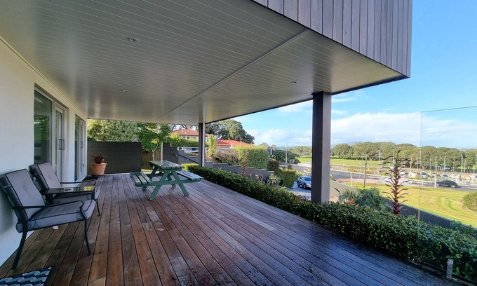 Castor Bay Apartment | Fabulous Milford 1BR With Views & SkyTV