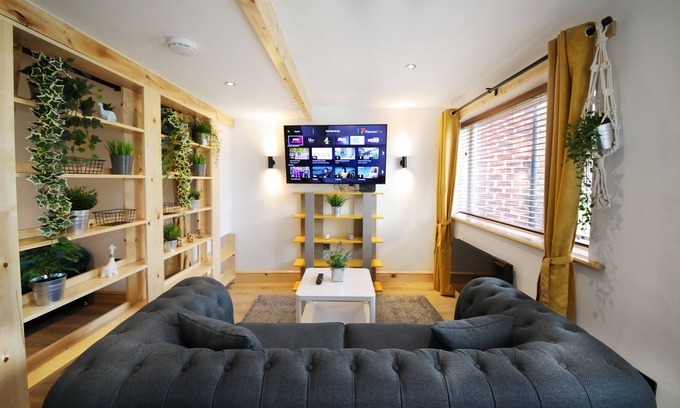 Headingley Apartment | Fabulous renovated studio apartment in the heart of Headingley