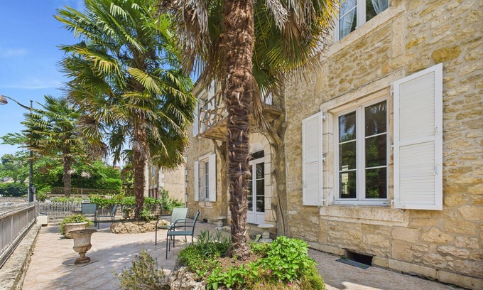 Montignac Ski Chalet | Facing the Vézère River – House for 6 – Terrace