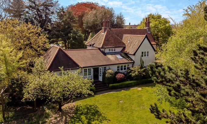 Walberswick House | Fairhaven - Five Bedroom House, Sleeps 10