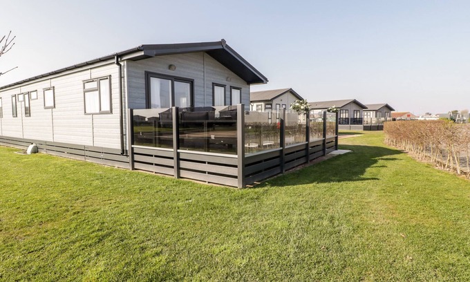 Burnham-on-Sea Cottage | FAIRWAYS 4 - SUNNY MEADOWS, family friendly, with a garden in Brean