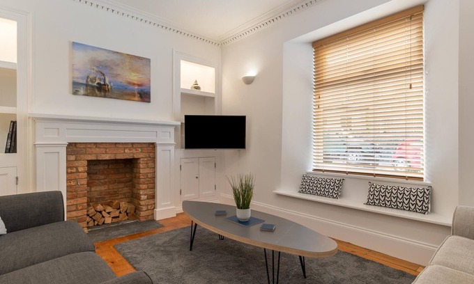 Pembroke Dock House | Falcon House in Pembroke Dock