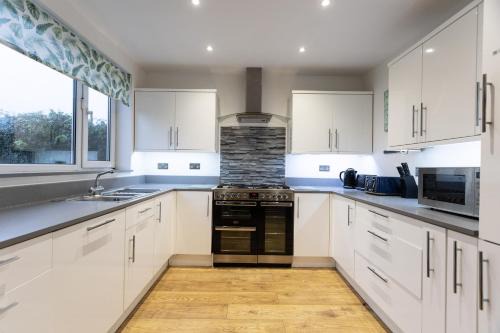 Wroughton House | Falkirk House - Long Stays - Sleeps 6 - 3 Bedrooms - Parking - Wifi