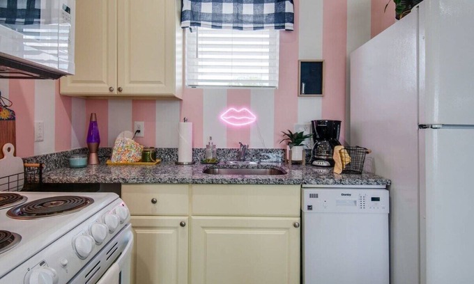 Maxwell Apartment | Fall 4K TV, modern kitchen, fast Wi‑Fi near Nissan Stadium & Broadway