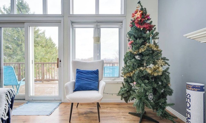 Cressy House | Fall Color On the Lake