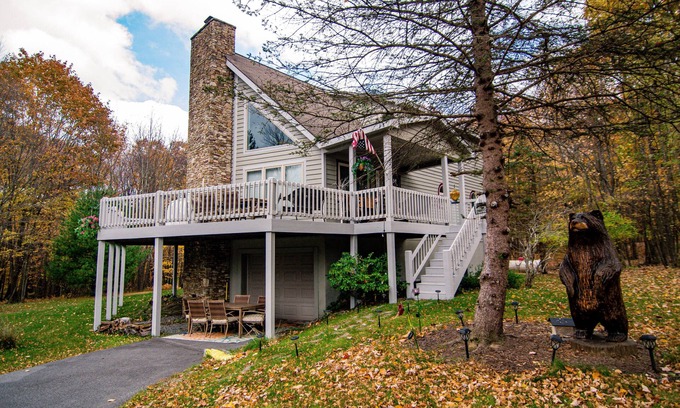 Swanton House | Fall Colors! ! Near Wisp! Hot tub & Fire pit! Walk to the lake! Great Location!