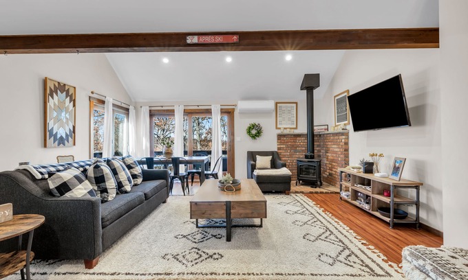 Tannersville House | Fall foliage is here. Enjoy the best unit on the mountain and it's amenities.n