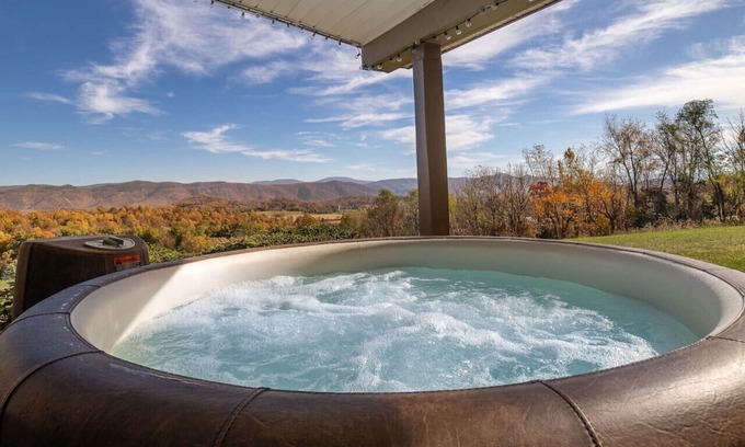Fairfield House | Fall Foliage Views + Hot Tub Escape near WLU & VMI at Sunrise Ridge
