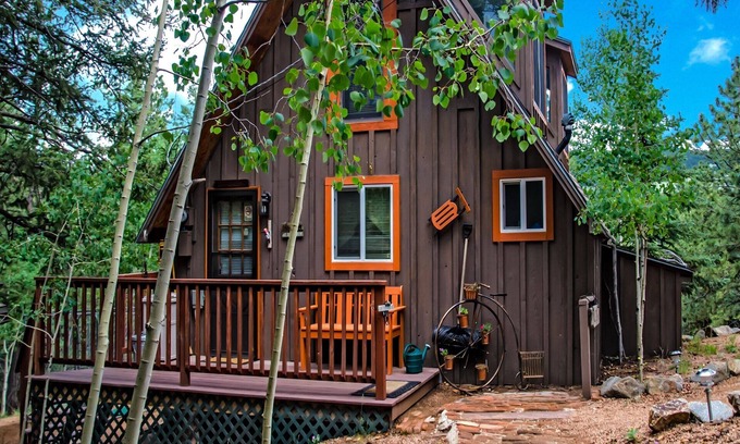 Cripple Creek Cabin | Fall GetAway in Pikes Peak Country, 4+Acres, Mountain Views, Wildlife, Free WiFi