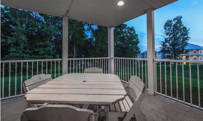 Branson Resort | Fall in the Ozarks! 2 sep. spaces w/KING beds, FULL baths & kitchens = PRIVACY!