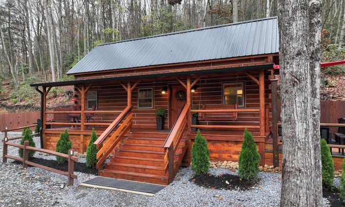 Elizabethton Cabin | Fall into the Smokey Mountains Pet Friendly with Hot Tub Cabin A