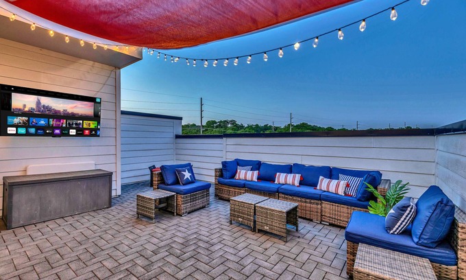 Haynes Area House | Fall rooftop deck, game room, fire pit near Broadway & Nissan Stadium